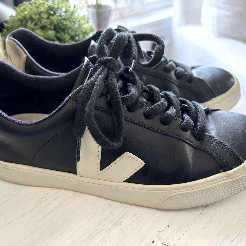 Veja Women’s size 5 (I wear a women’s size 6 and these fit great!) Black/white
